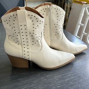 White Western boots - Universal Thread